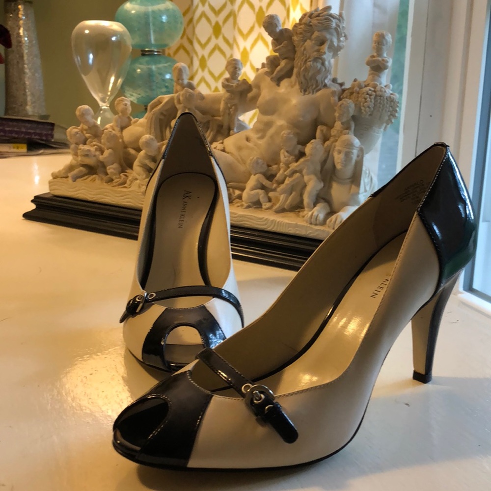 Anne Klein peep toe black and cream heels size 10